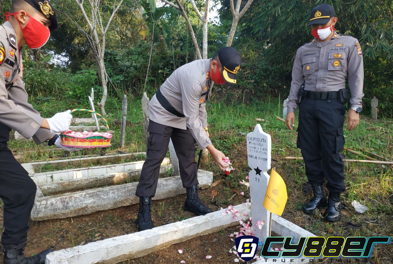 Sambut Hari Bhayangkara ke-74, Polres Sumedang Upacara Ziarah di Taman Makam Pahlawan Cimayor